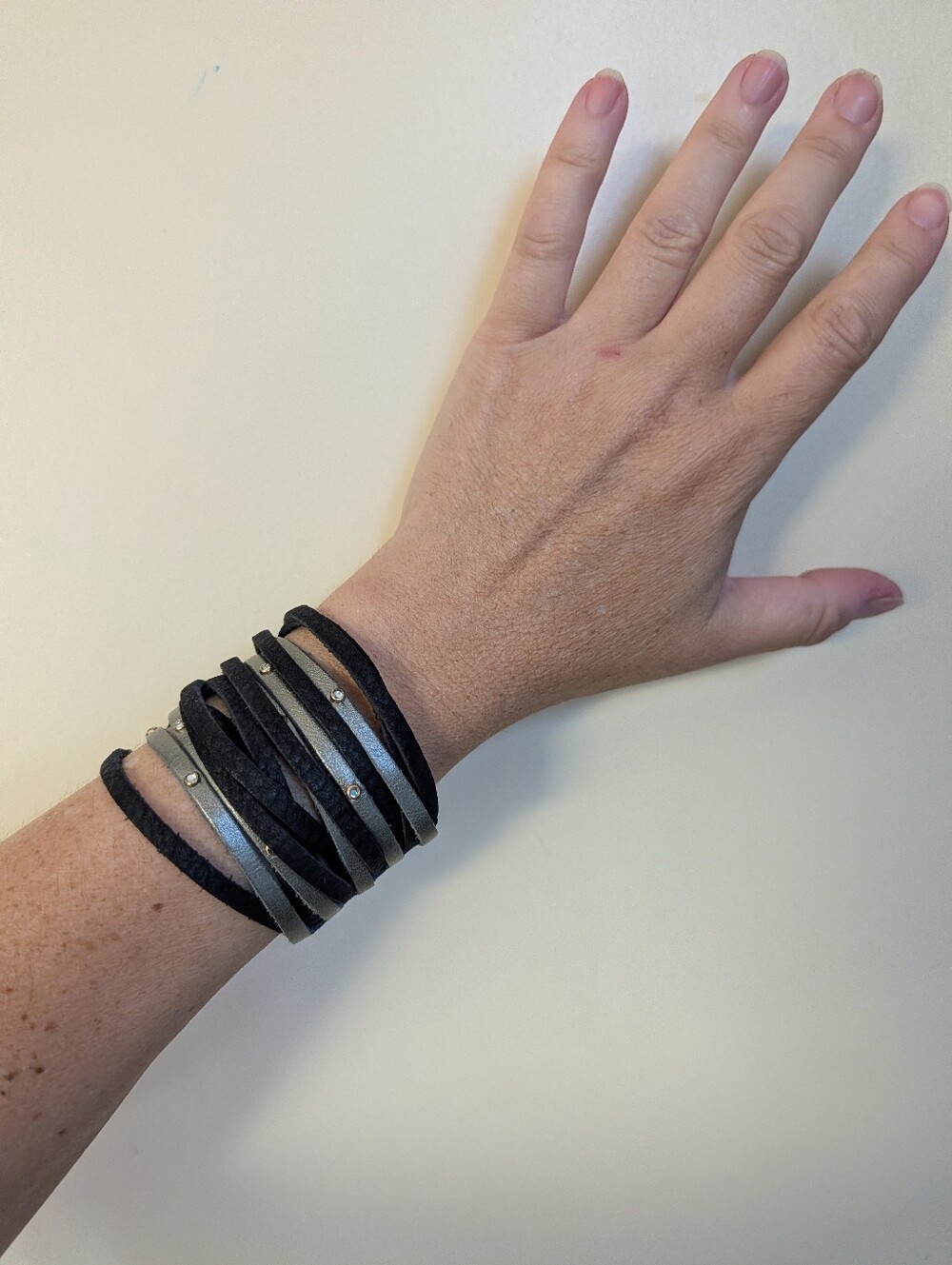 EDGY LEATHER BRACELET pewter black